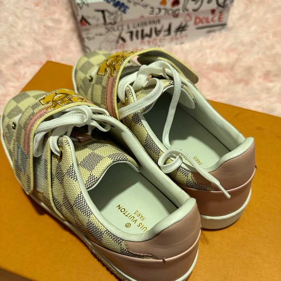 Wore twice strap LV sneaker - Picture 3 of 5